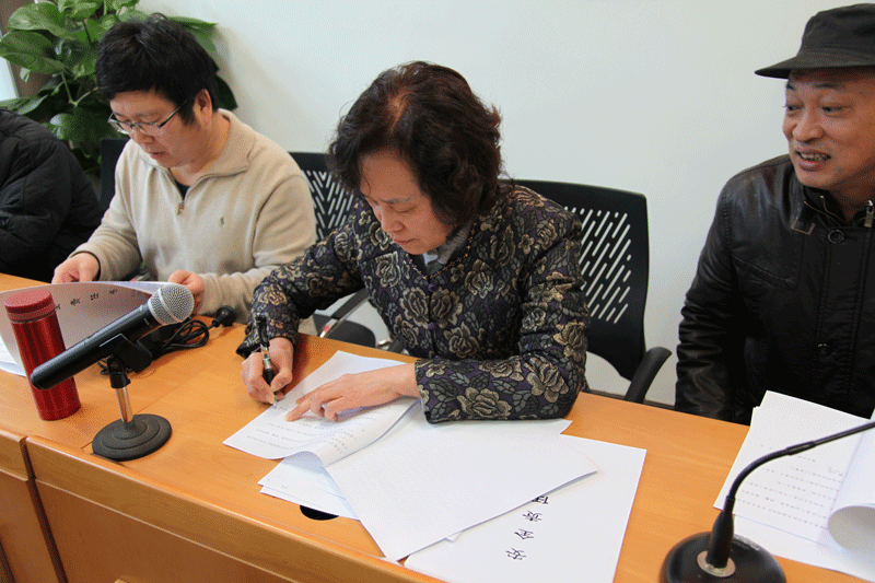 党委书记,馆长郭俊英同志签订安全责任书